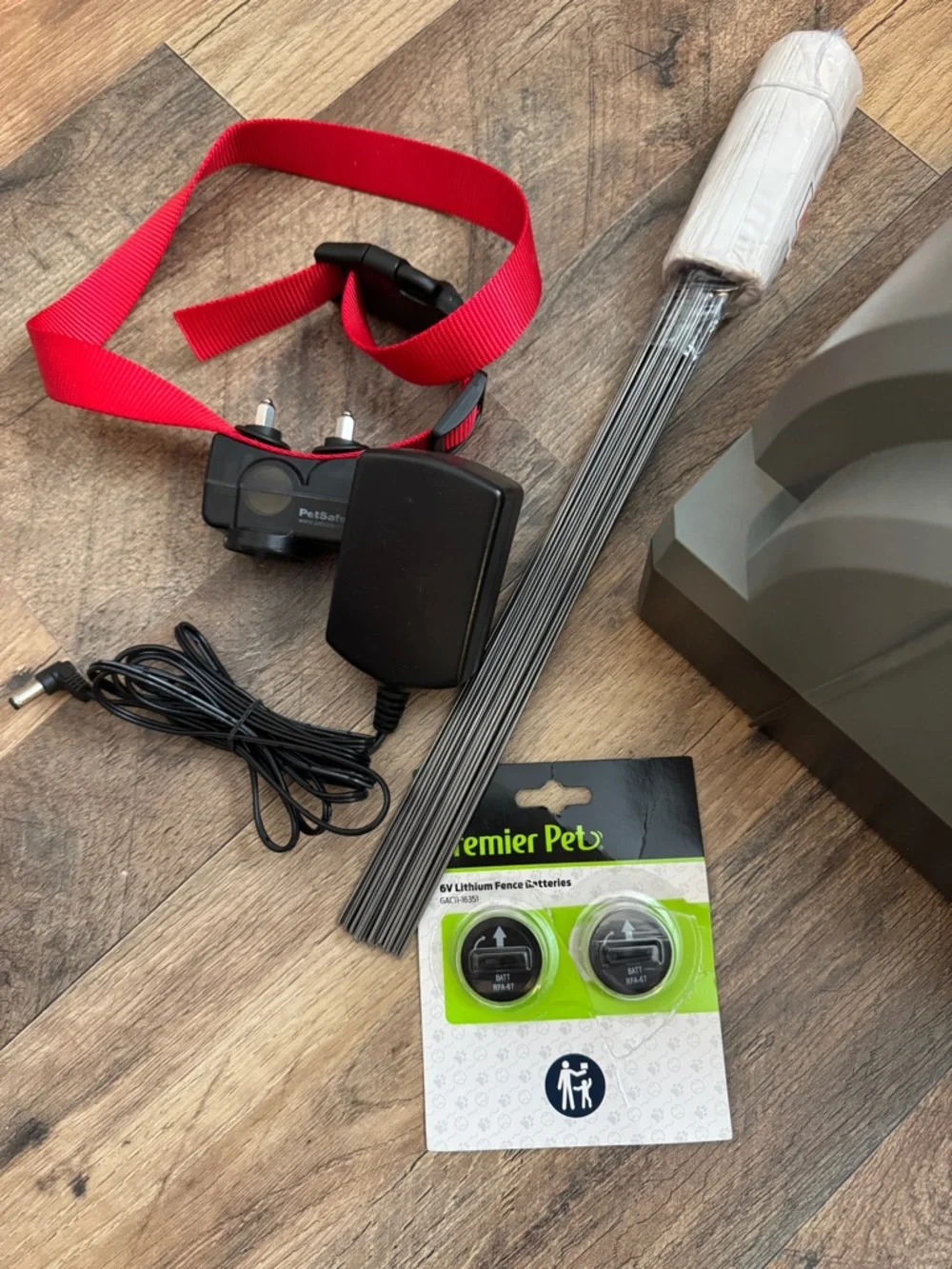 PetSafe Wireless Pet Containment System with Red Training Collar - Picture 2 of 7